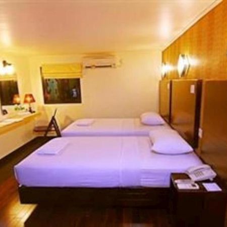 Mervit Hotel Паданг Екстериор снимка
