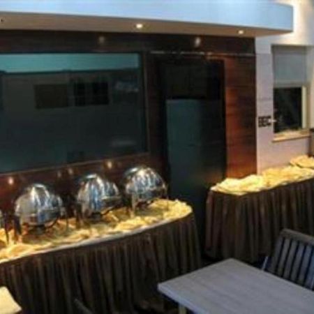 Mervit Hotel Паданг Екстериор снимка